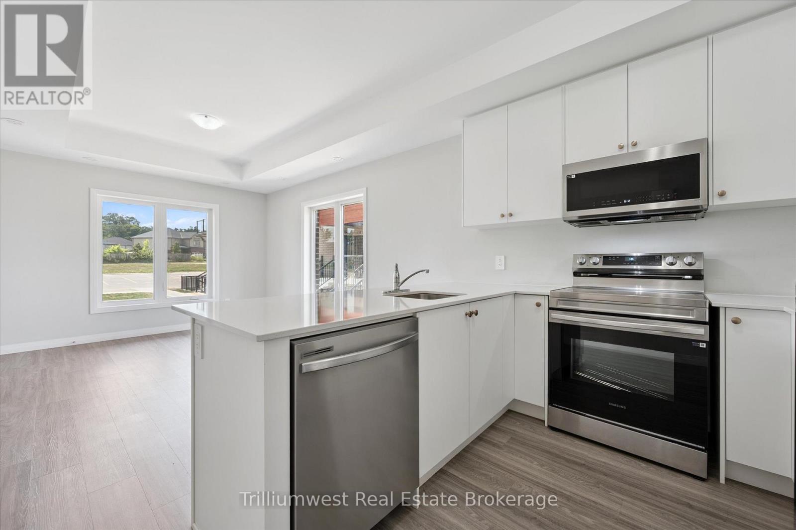 34 - 10 South Creek Drive, Kitchener, ON - Indoor Photo Showing Kitchen
