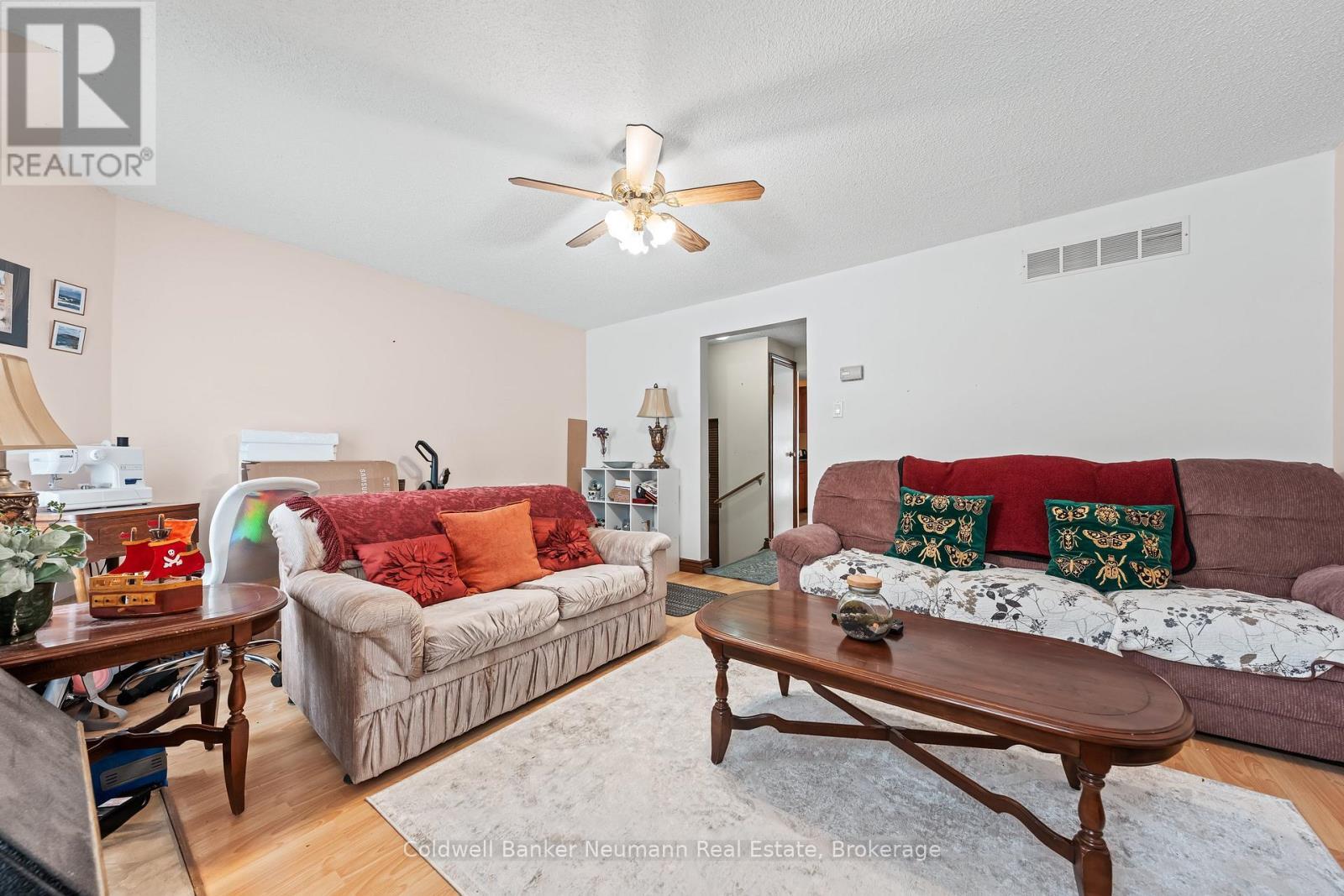 324 Cole Road, Guelph (Kortright West), ON - Indoor Photo Showing Living Room