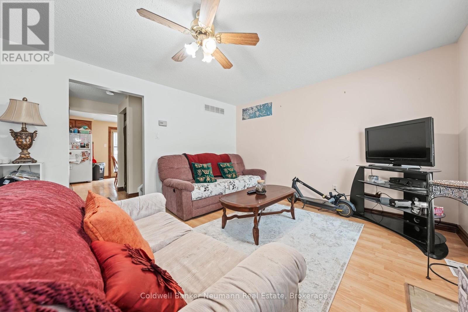 324 Cole Road, Guelph (Kortright West), ON - Indoor Photo Showing Living Room