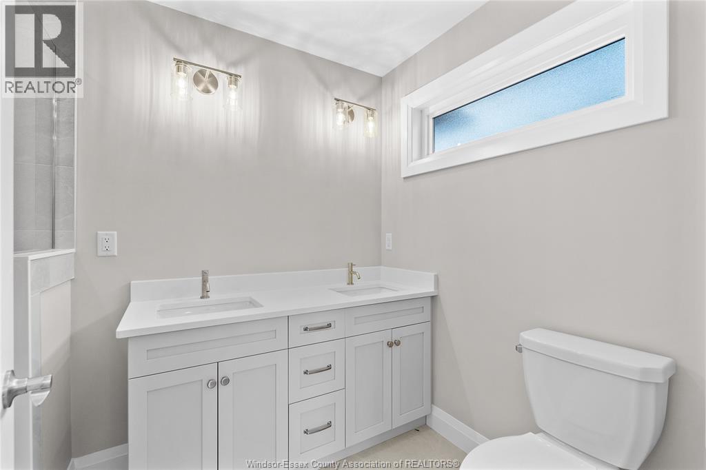 597 Keil Trail, Chatham, ON - Indoor Photo Showing Bathroom