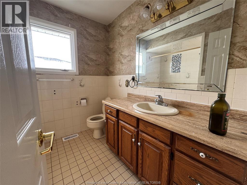 3034 Fazio Drive, Windsor, ON - Indoor Photo Showing Bathroom