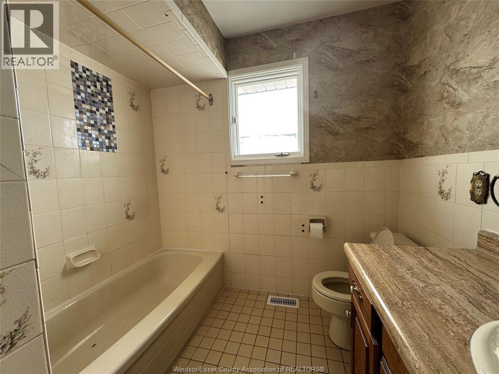 3034 Fazio Drive, Windsor, ON - Indoor Photo Showing Bathroom