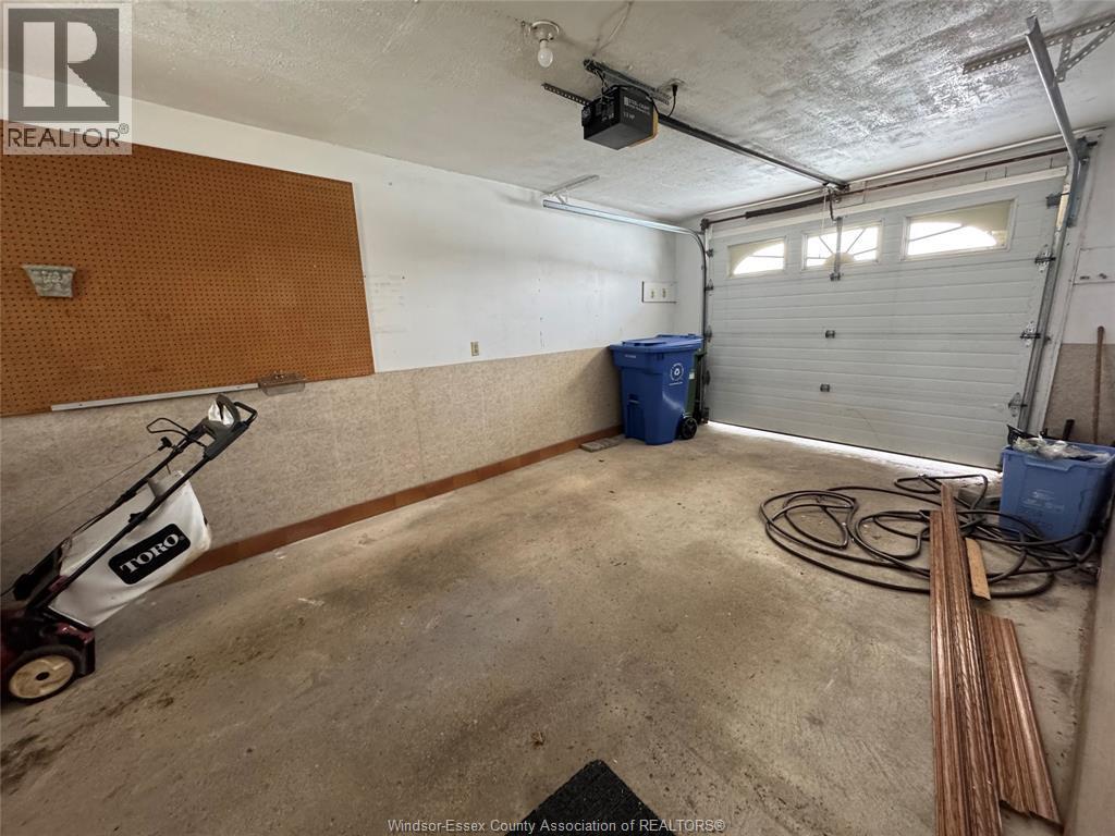3034 Fazio Drive, Windsor, ON - Indoor Photo Showing Garage