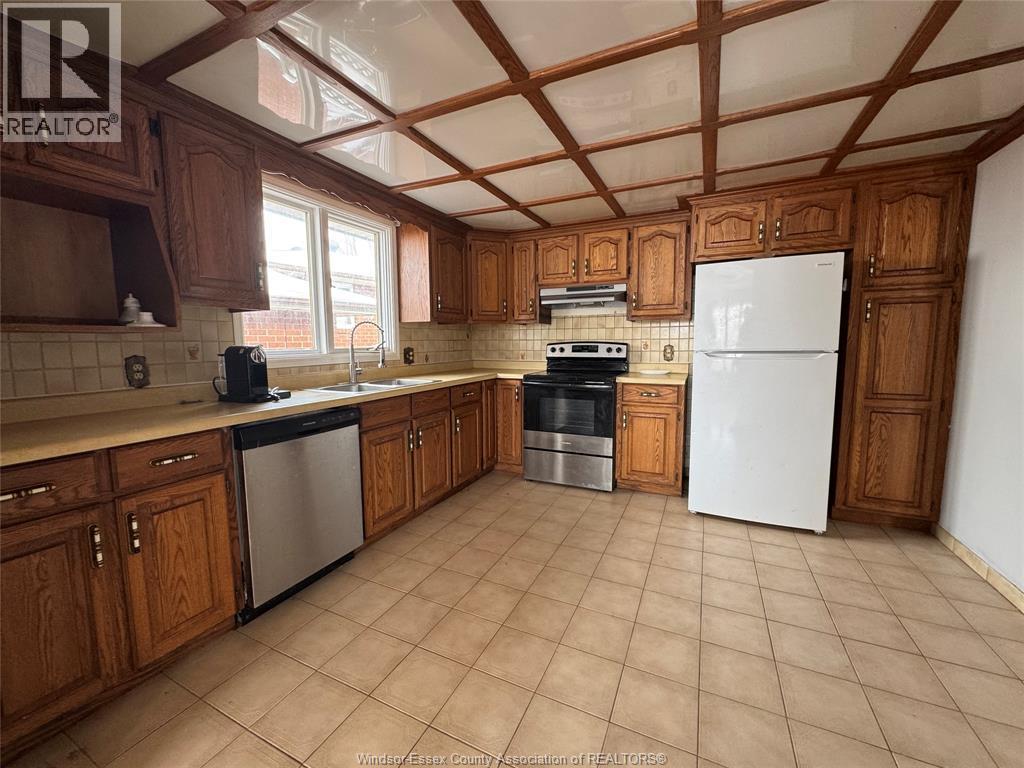 3034 Fazio Drive, Windsor, ON - Indoor Photo Showing Kitchen With Double Sink