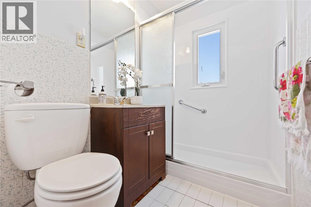759 Melrose Avenue, Sarnia, ON - Indoor Photo Showing Bathroom