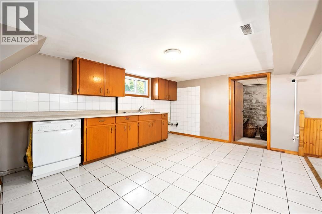 759 Melrose Avenue, Sarnia, ON - Indoor Photo Showing Kitchen With Double Sink
