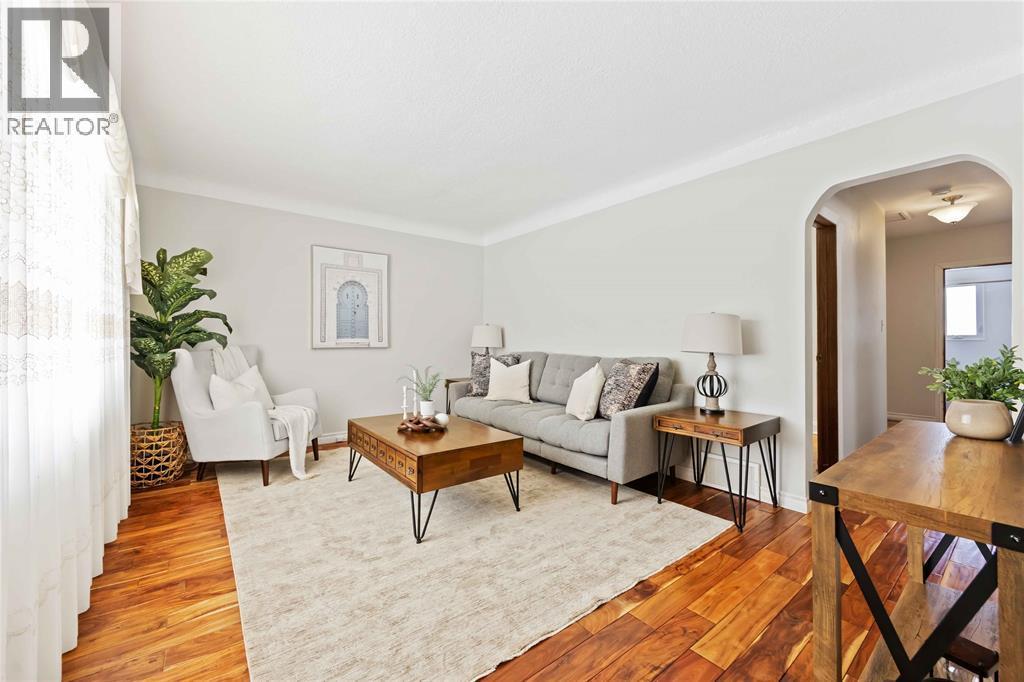 759 Melrose Avenue, Sarnia, ON - Indoor Photo Showing Living Room