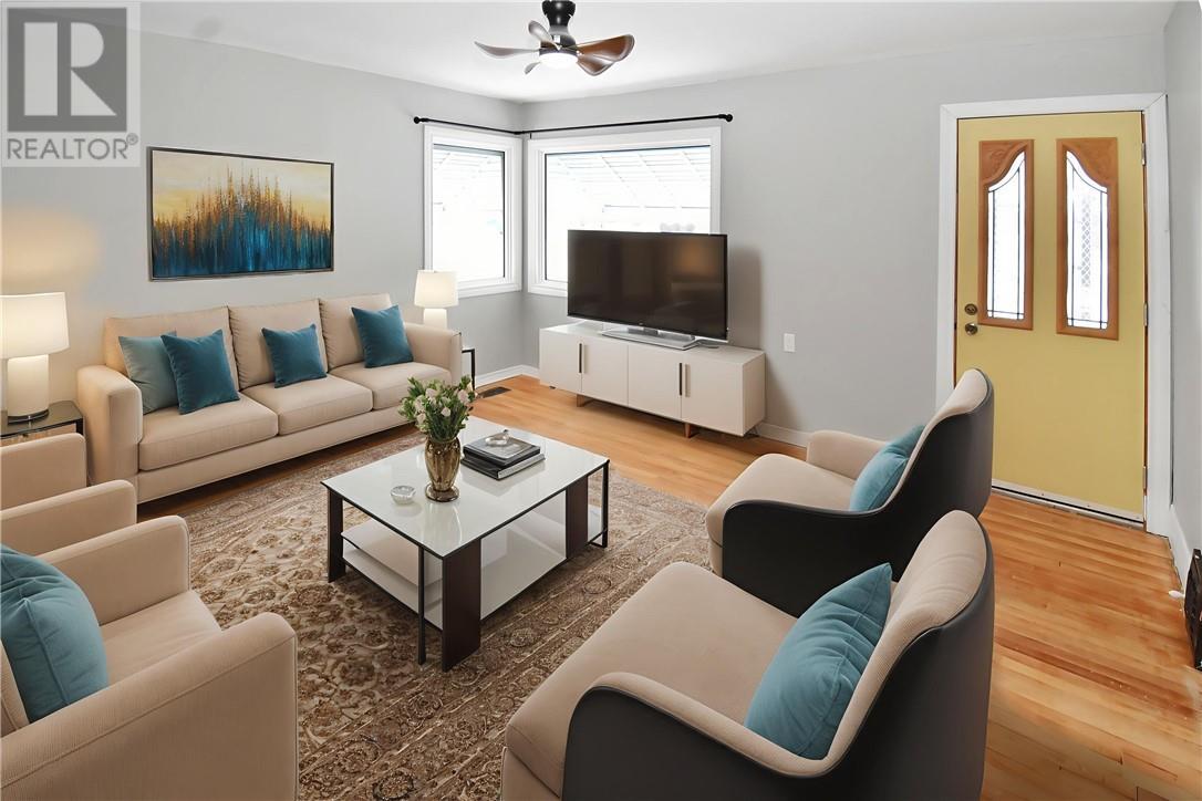 12 Riverview Avenue, Levack, ON - Indoor Photo Showing Living Room
