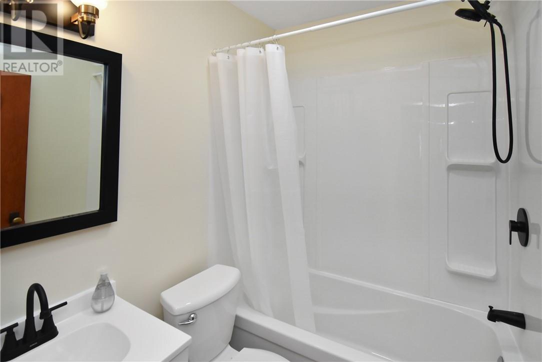 12 Riverview Avenue, Levack, ON - Indoor Photo Showing Bathroom