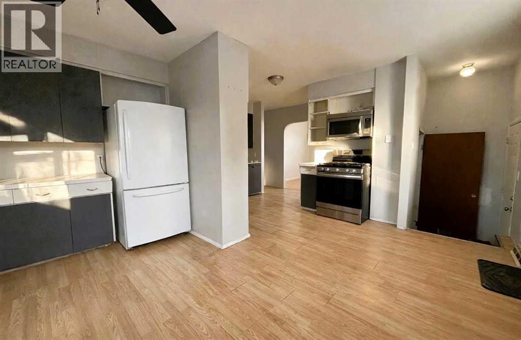 1341 2 Avenue, Wainwright, AB - Indoor Photo Showing Kitchen