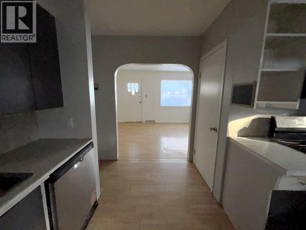 1341 2 Avenue, Wainwright, AB - Indoor Photo Showing Kitchen