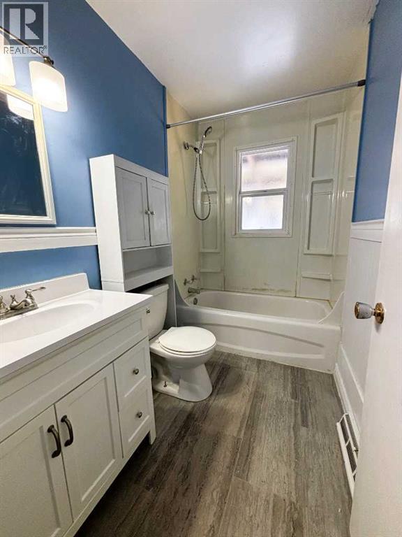 1341 2 Avenue, Wainwright, AB - Indoor Photo Showing Bathroom