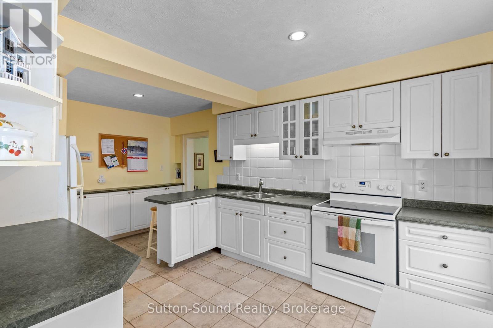 Kitchen - 269 6Th Street E, Owen Sound, ON - Indoor Photo Showing Kitchen With Double Sink