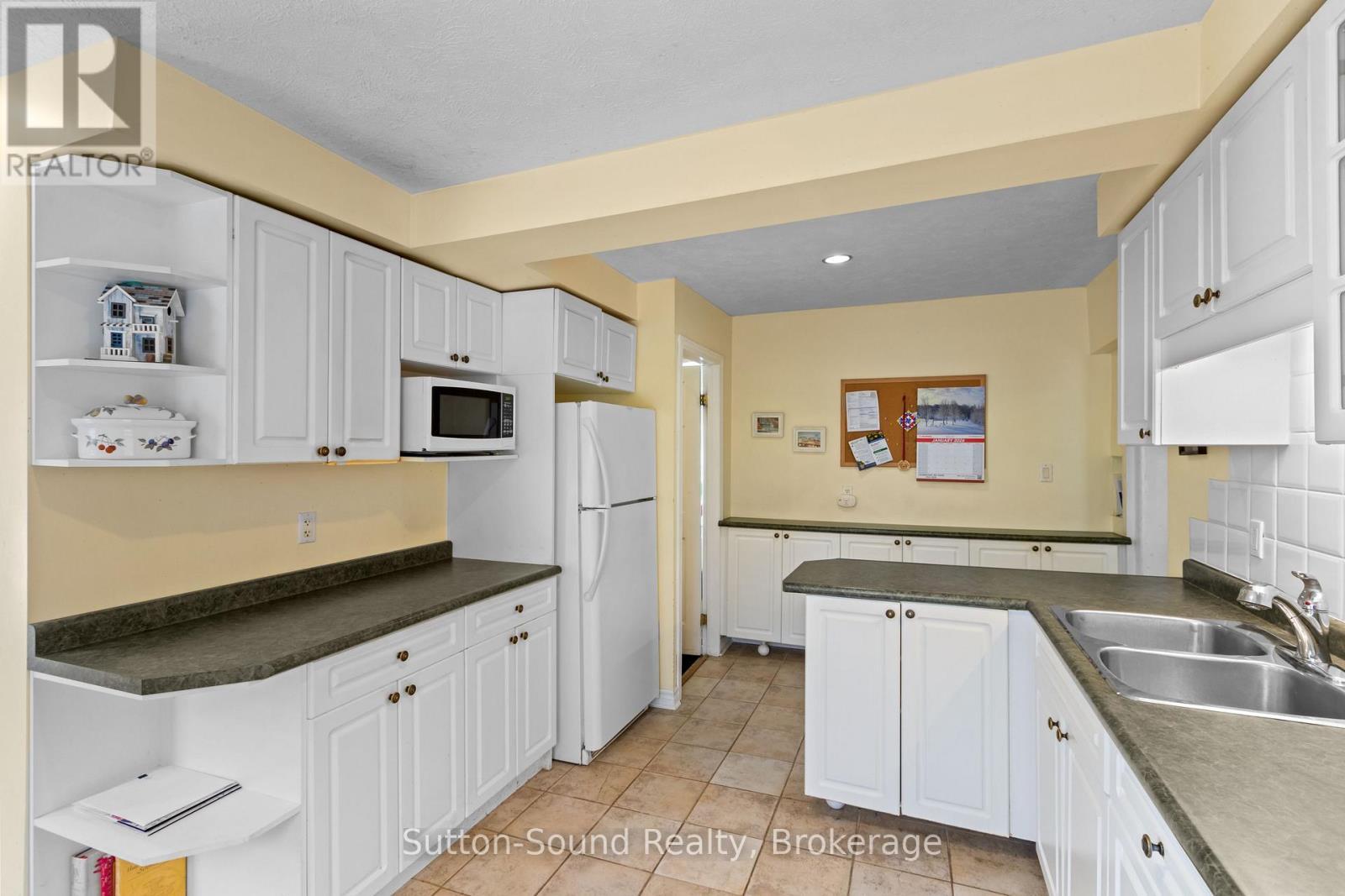 Kitchen - 269 6Th Street E, Owen Sound, ON - Indoor Photo Showing Kitchen With Double Sink