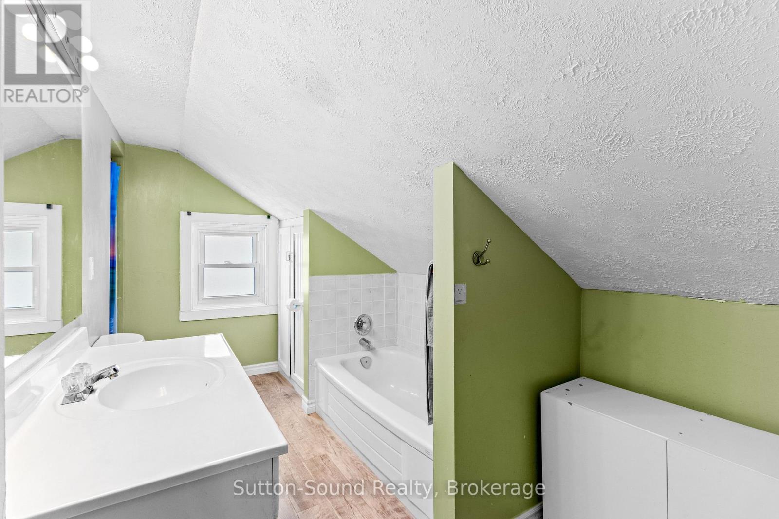 Upstairs 4pc bathroom - 269 6Th Street E, Owen Sound, ON - Indoor Photo Showing Bathroom