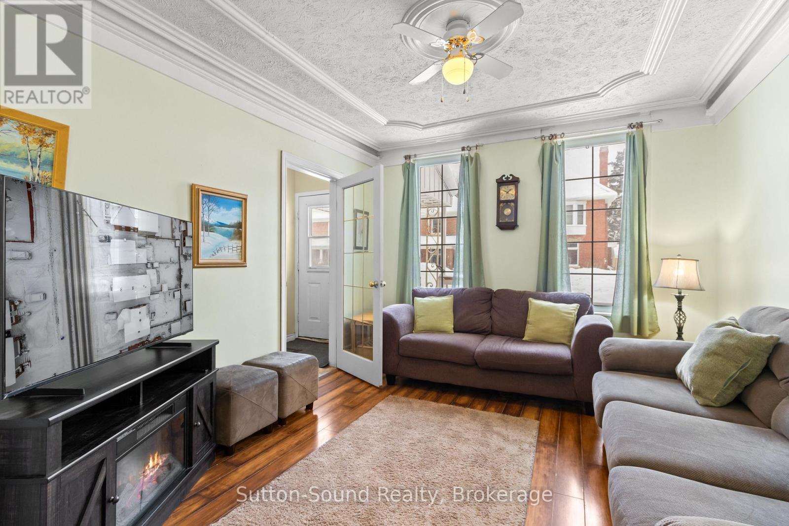 Living room - open to dining area - 269 6Th Street E, Owen Sound, ON - Indoor Photo Showing Living Room