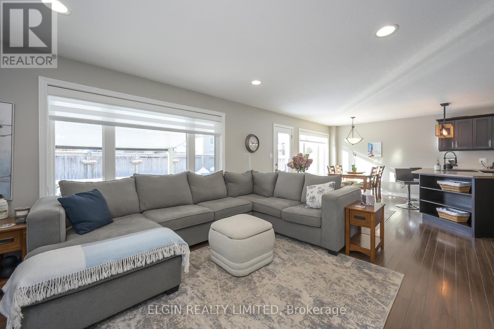 10 Kingfisher Court, St. Thomas, ON - Indoor Photo Showing Living Room