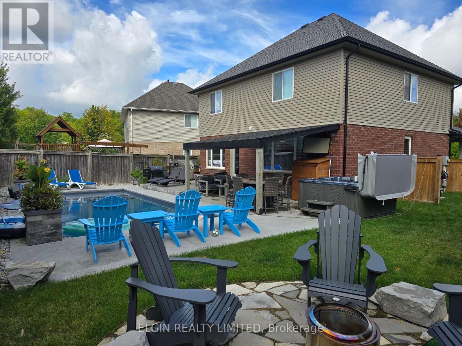 10 Kingfisher Court, St. Thomas, ON - Outdoor With In Ground Pool With Deck Patio Veranda With Exterior