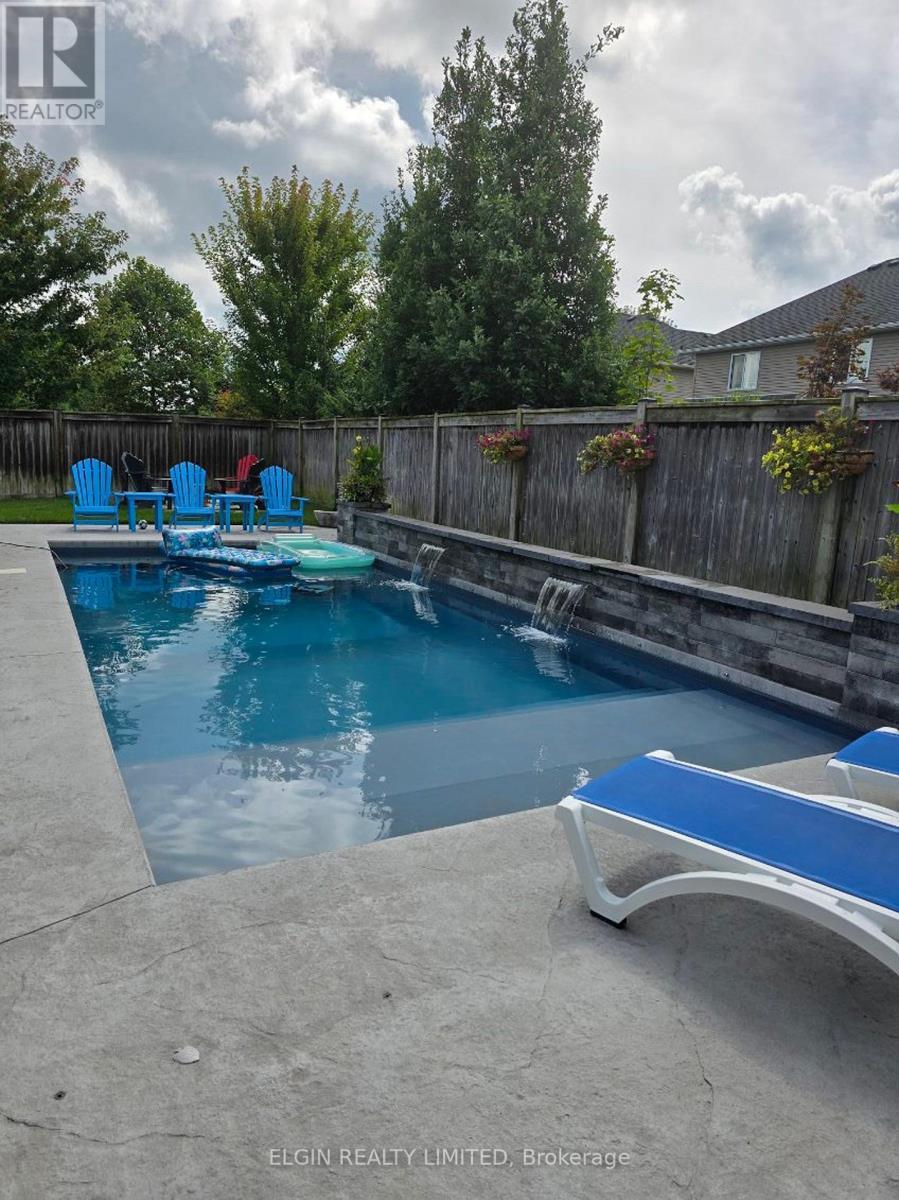10 Kingfisher Court, St. Thomas, ON - Outdoor With In Ground Pool