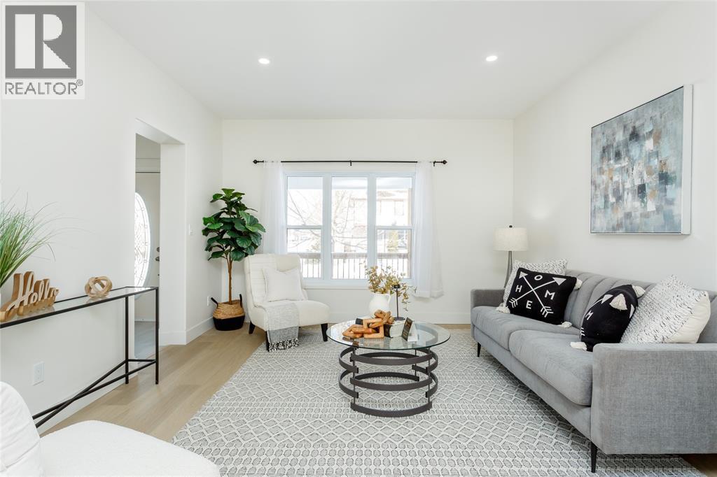 401 Devine Street, Sarnia, ON - Indoor Photo Showing Living Room