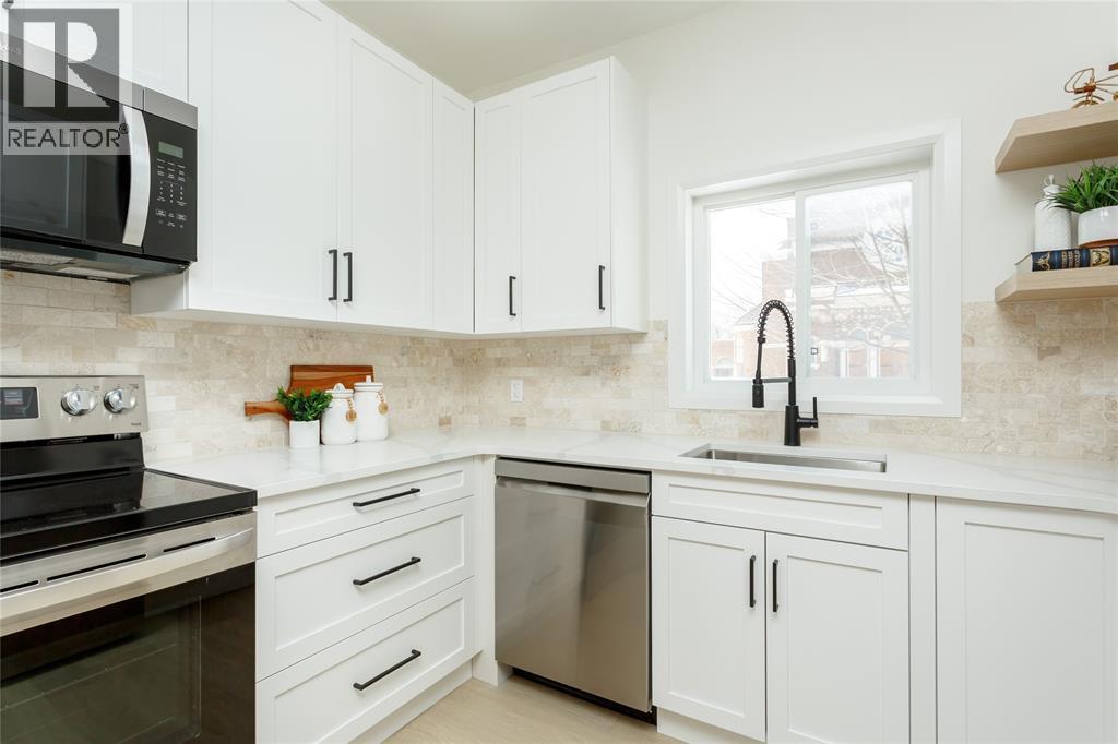 401 Devine Street, Sarnia, ON - Indoor Photo Showing Kitchen With Upgraded Kitchen