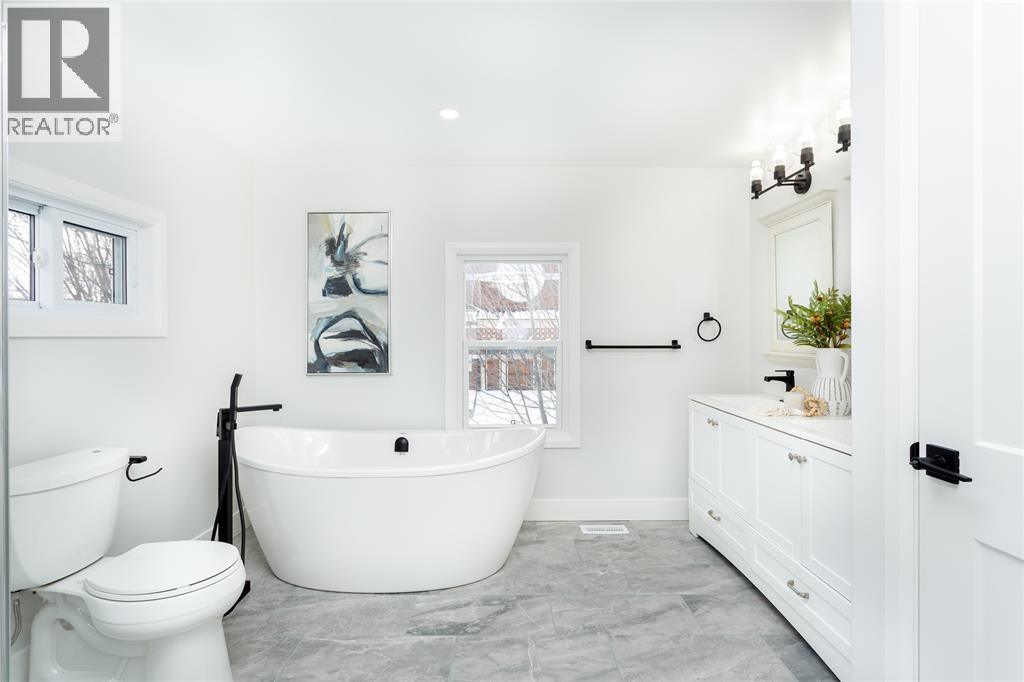 401 Devine Street, Sarnia, ON - Indoor Photo Showing Bathroom