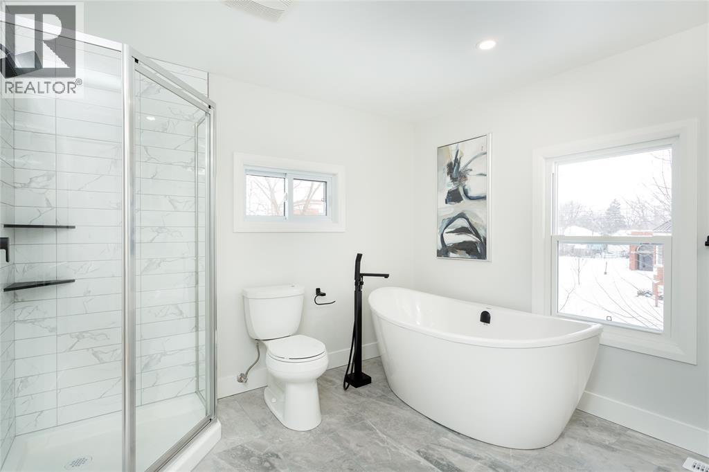 401 Devine Street, Sarnia, ON - Indoor Photo Showing Bathroom