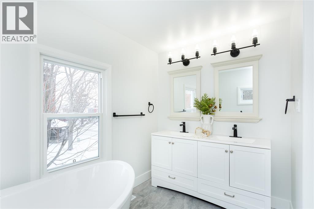 401 Devine Street, Sarnia, ON - Indoor Photo Showing Bathroom