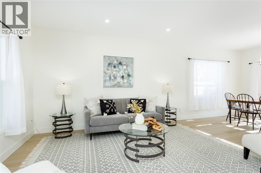 401 Devine Street, Sarnia, ON - Indoor Photo Showing Living Room