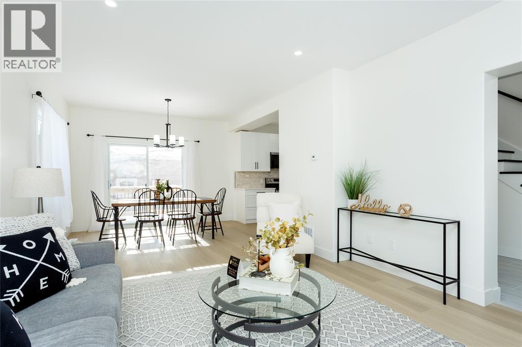 401 Devine Street, Sarnia, ON - Indoor Photo Showing Living Room