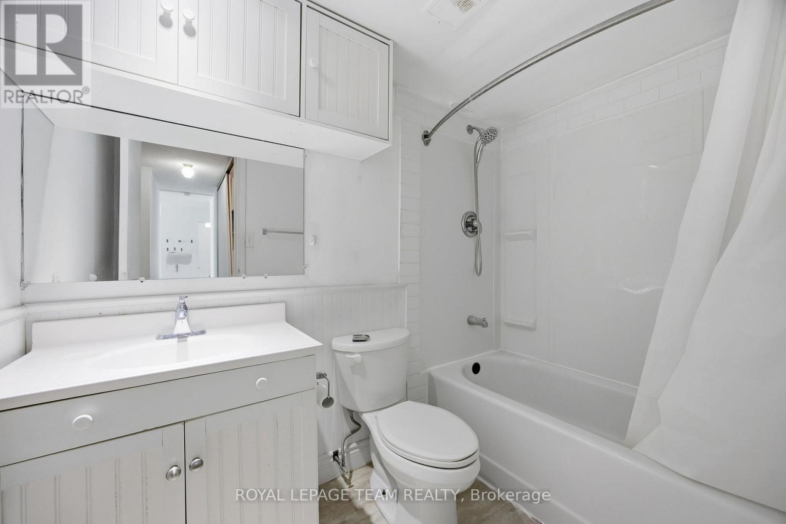 109 - 19 Woodlawn Road E, Guelph (Riverside Park), ON - Indoor Photo Showing Bathroom