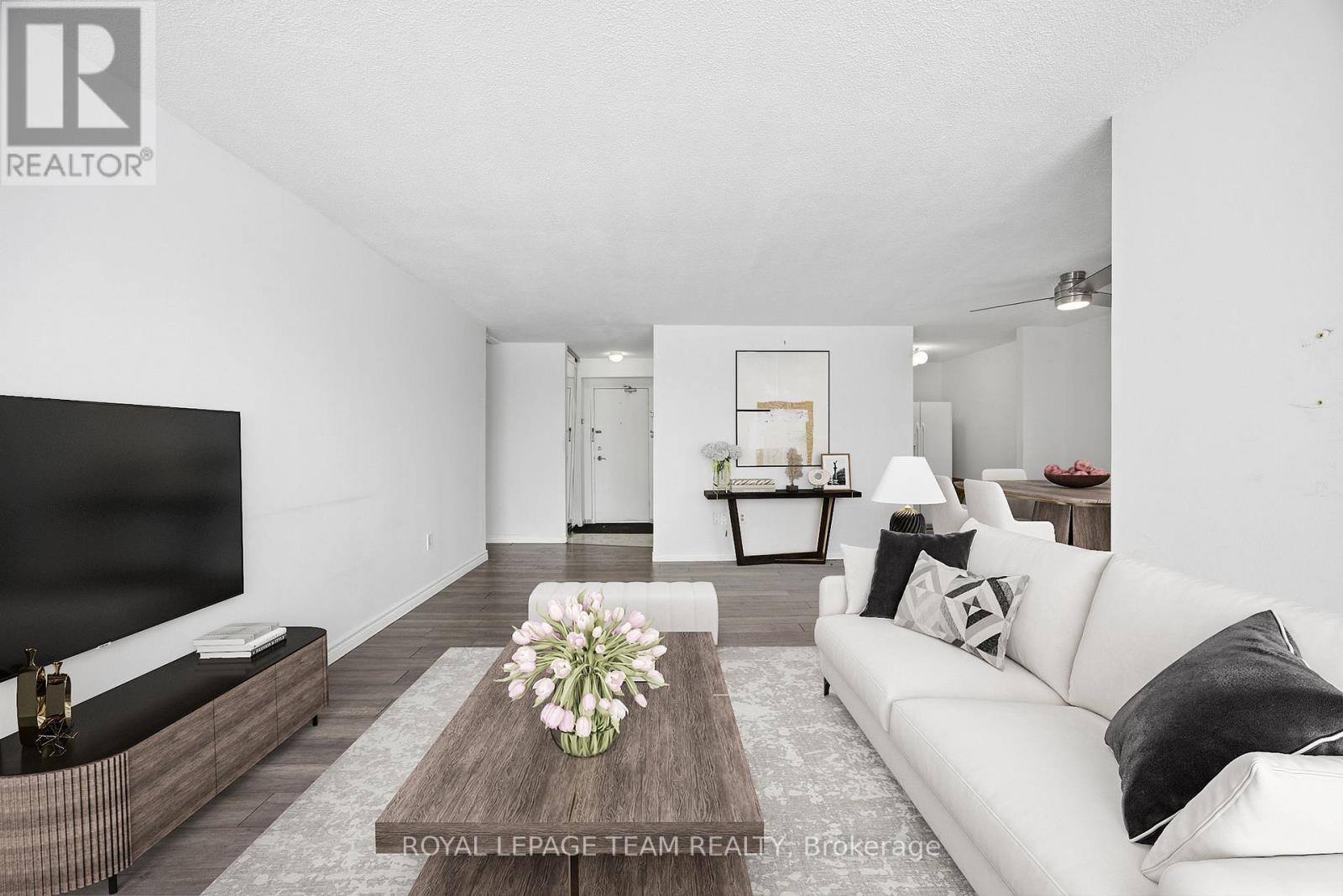 109 - 19 Woodlawn Road E, Guelph (Riverside Park), ON - Indoor Photo Showing Living Room