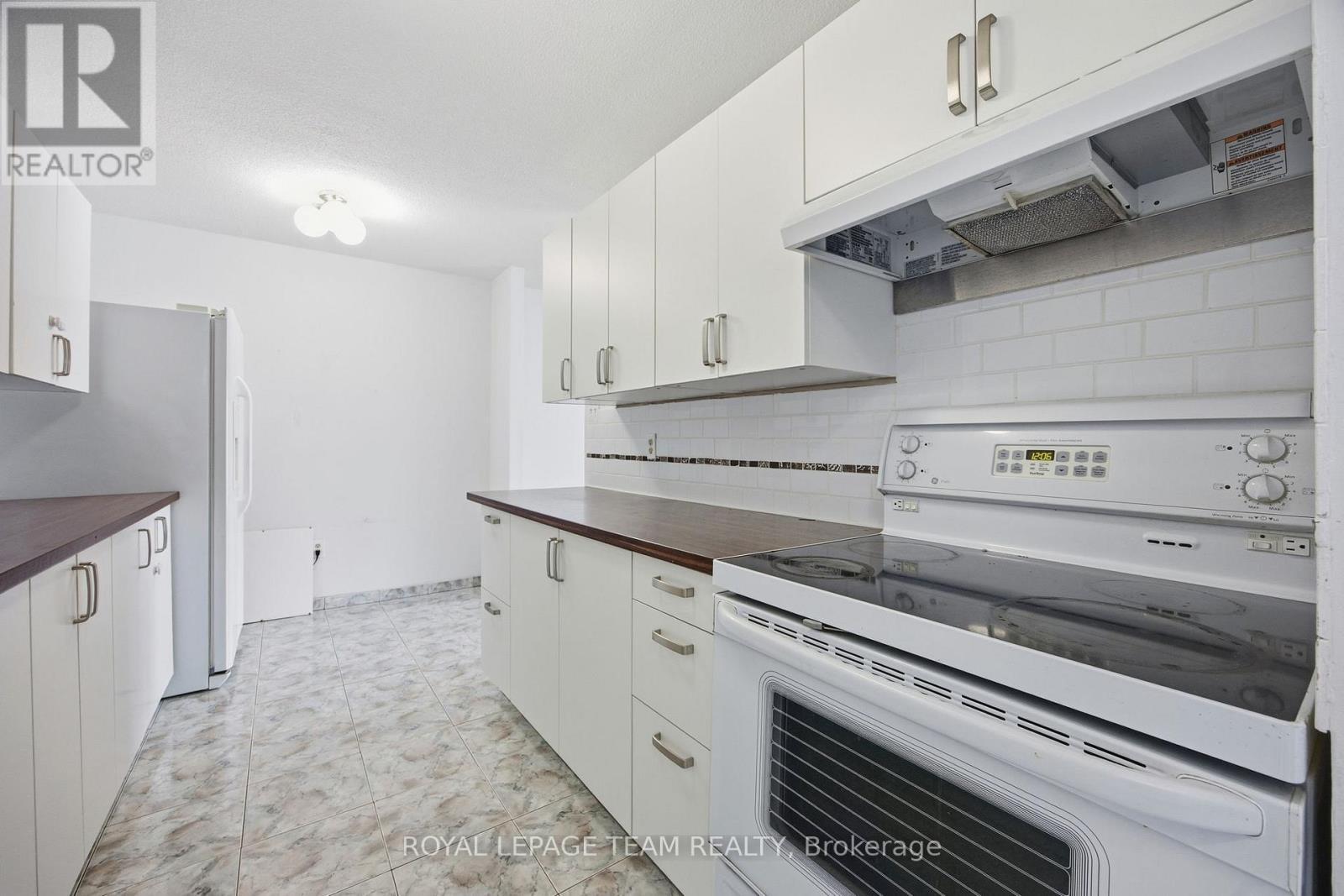 109 - 19 Woodlawn Road E, Guelph (Riverside Park), ON - Indoor Photo Showing Kitchen