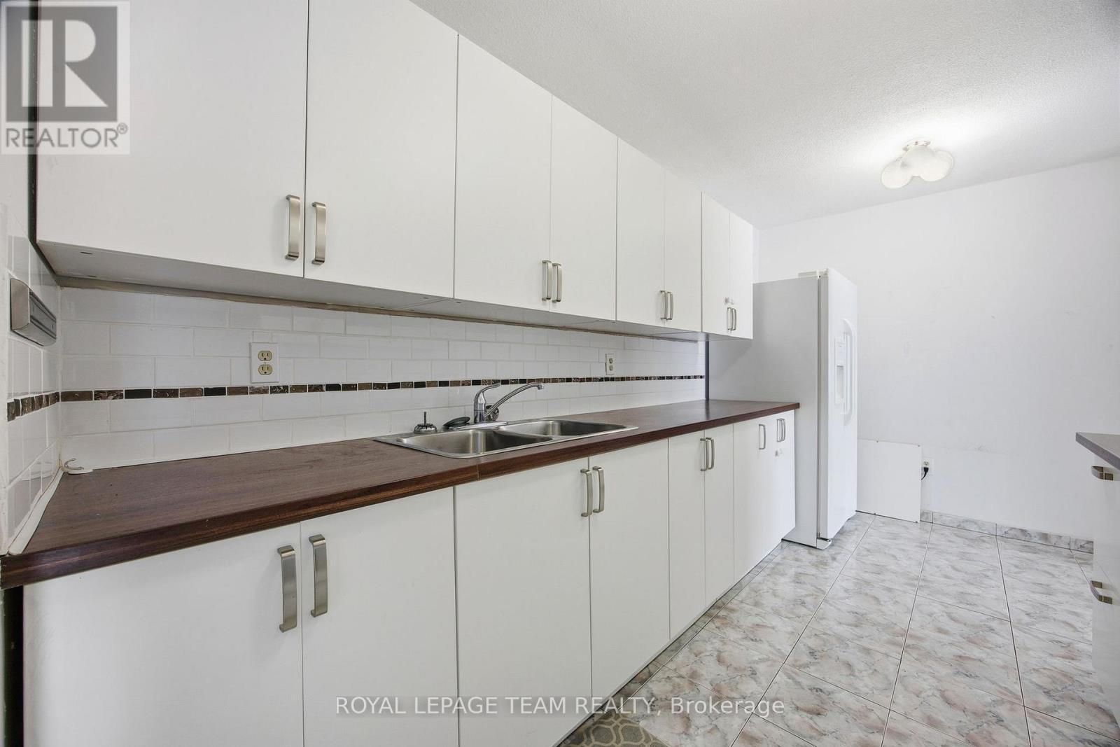 109 - 19 Woodlawn Road E, Guelph (Riverside Park), ON - Indoor Photo Showing Kitchen With Double Sink