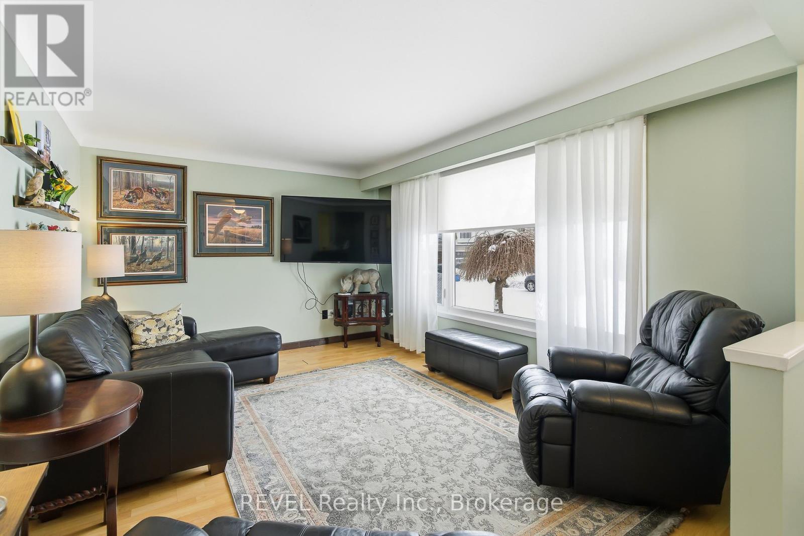 8257 Post Road, Niagara Falls (Ascot), ON - Indoor Photo Showing Living Room
