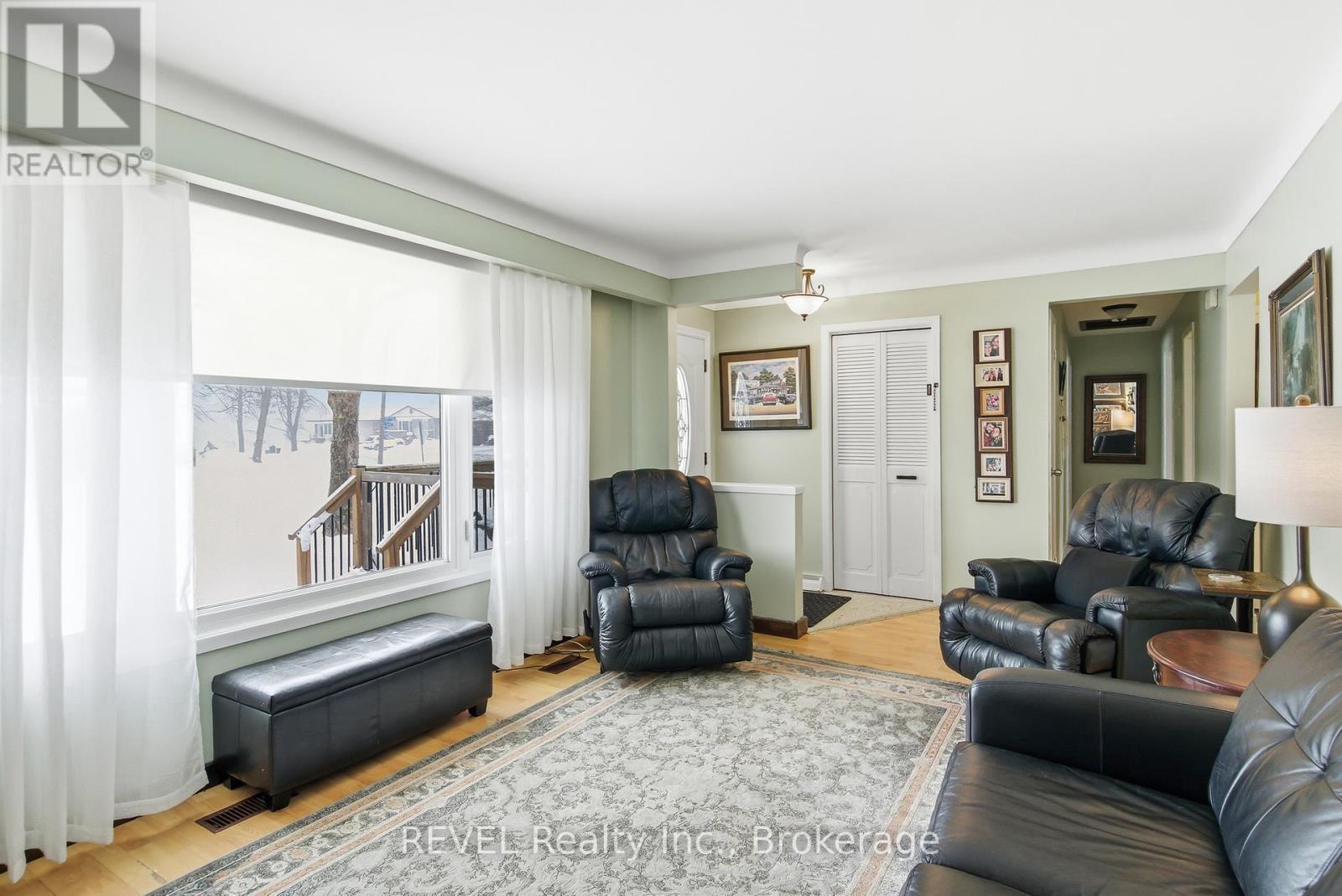 8257 Post Road, Niagara Falls (Ascot), ON - Indoor Photo Showing Living Room