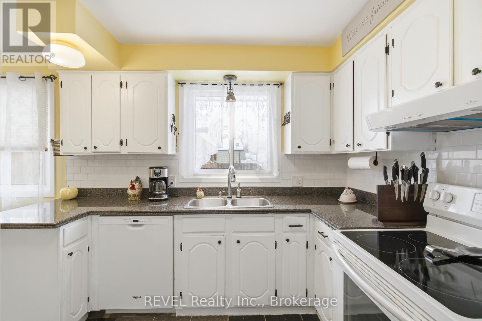 8257 Post Road, Niagara Falls (Ascot), ON - Indoor Photo Showing Kitchen With Double Sink