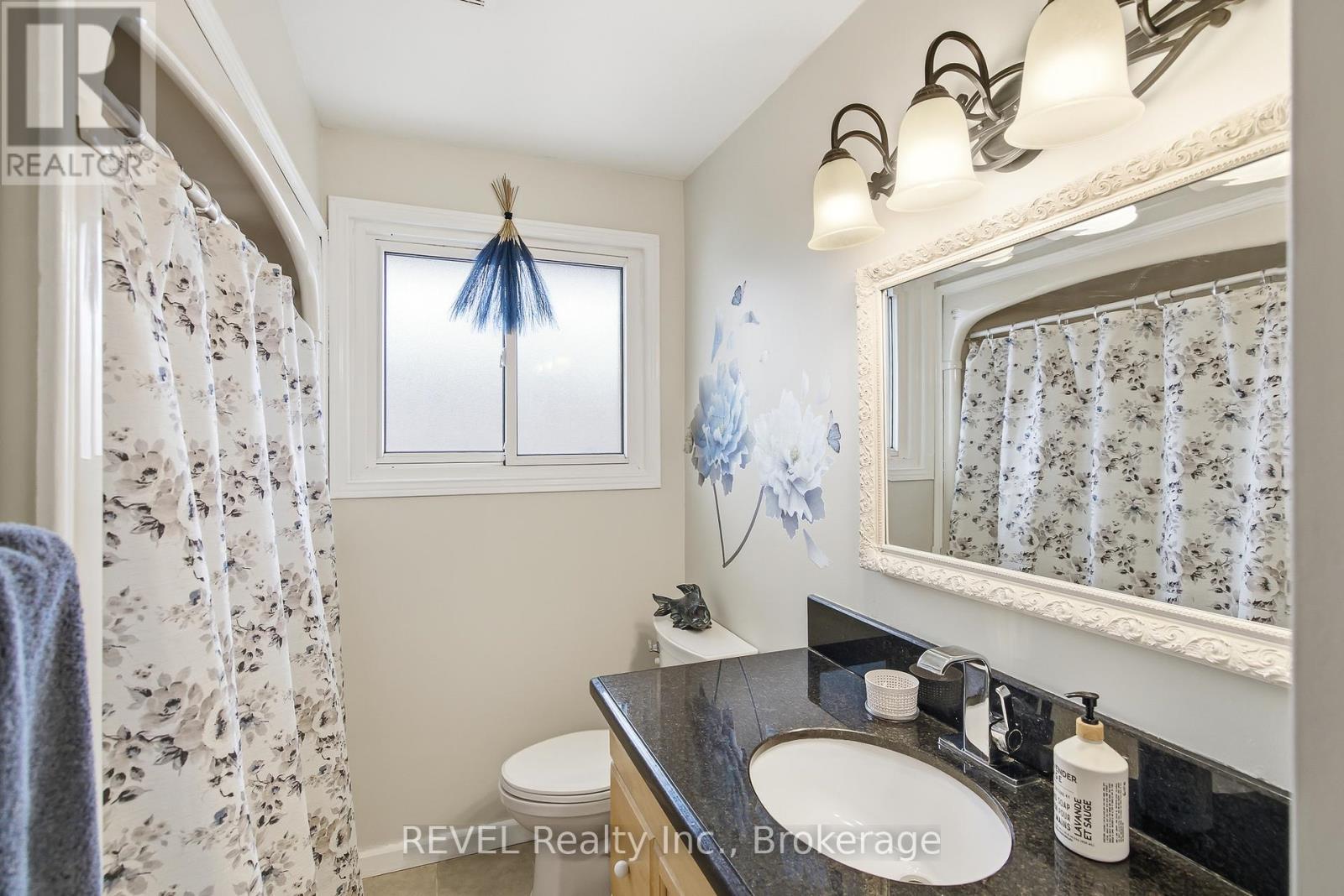 8257 Post Road, Niagara Falls (Ascot), ON - Indoor Photo Showing Bathroom
