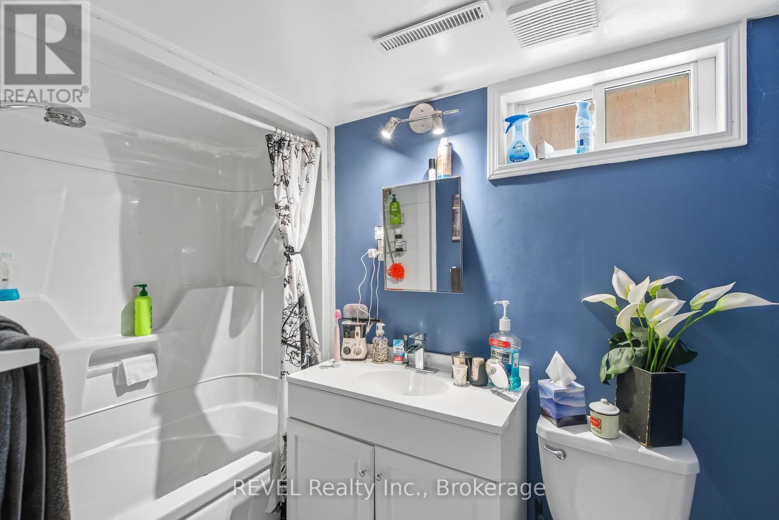 8257 Post Road, Niagara Falls (Ascot), ON - Indoor Photo Showing Bathroom