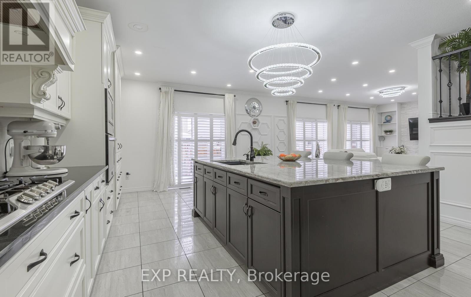 228 Greti Drive, Hamilton, ON - Indoor Photo Showing Kitchen With Upgraded Kitchen