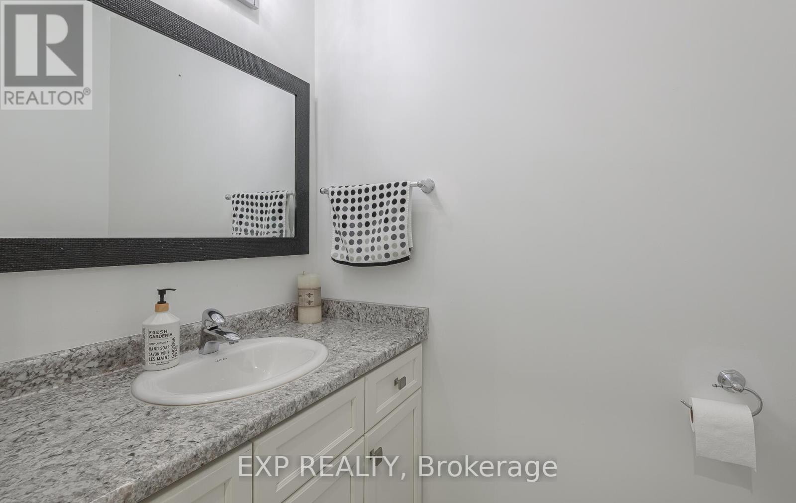 228 Greti Drive, Hamilton, ON - Indoor Photo Showing Bathroom