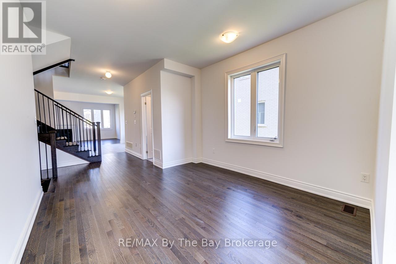 21 Lisa Street, Wasaga Beach, ON - Indoor Photo Showing Other Room