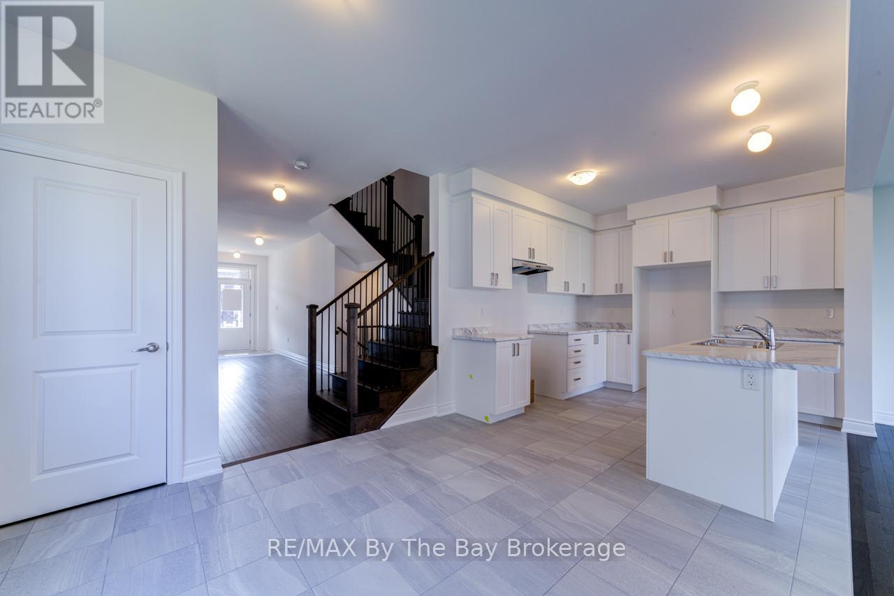 21 Lisa Street, Wasaga Beach, ON - Indoor Photo Showing Kitchen