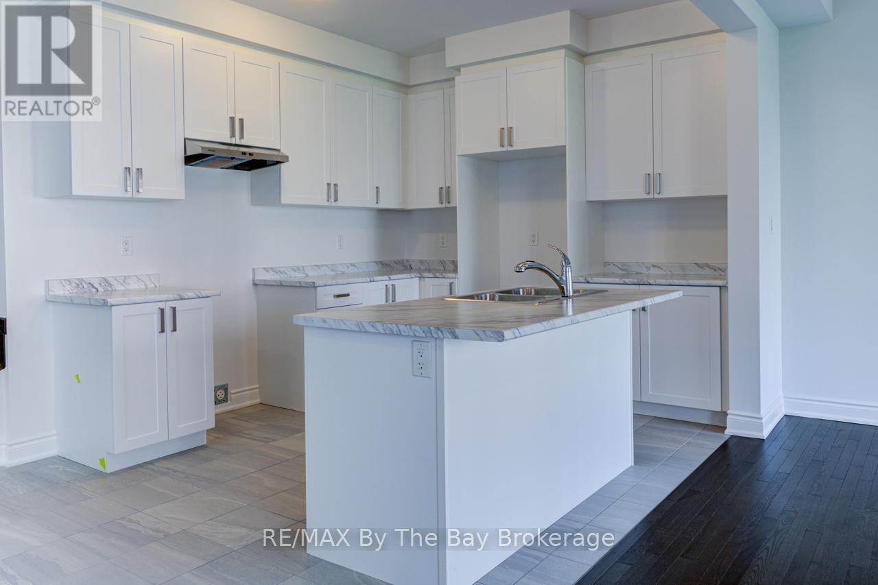 21 Lisa Street, Wasaga Beach, ON - Indoor Photo Showing Kitchen