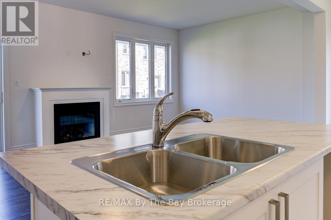 21 Lisa Street, Wasaga Beach, ON - Indoor Photo Showing Kitchen With Double Sink