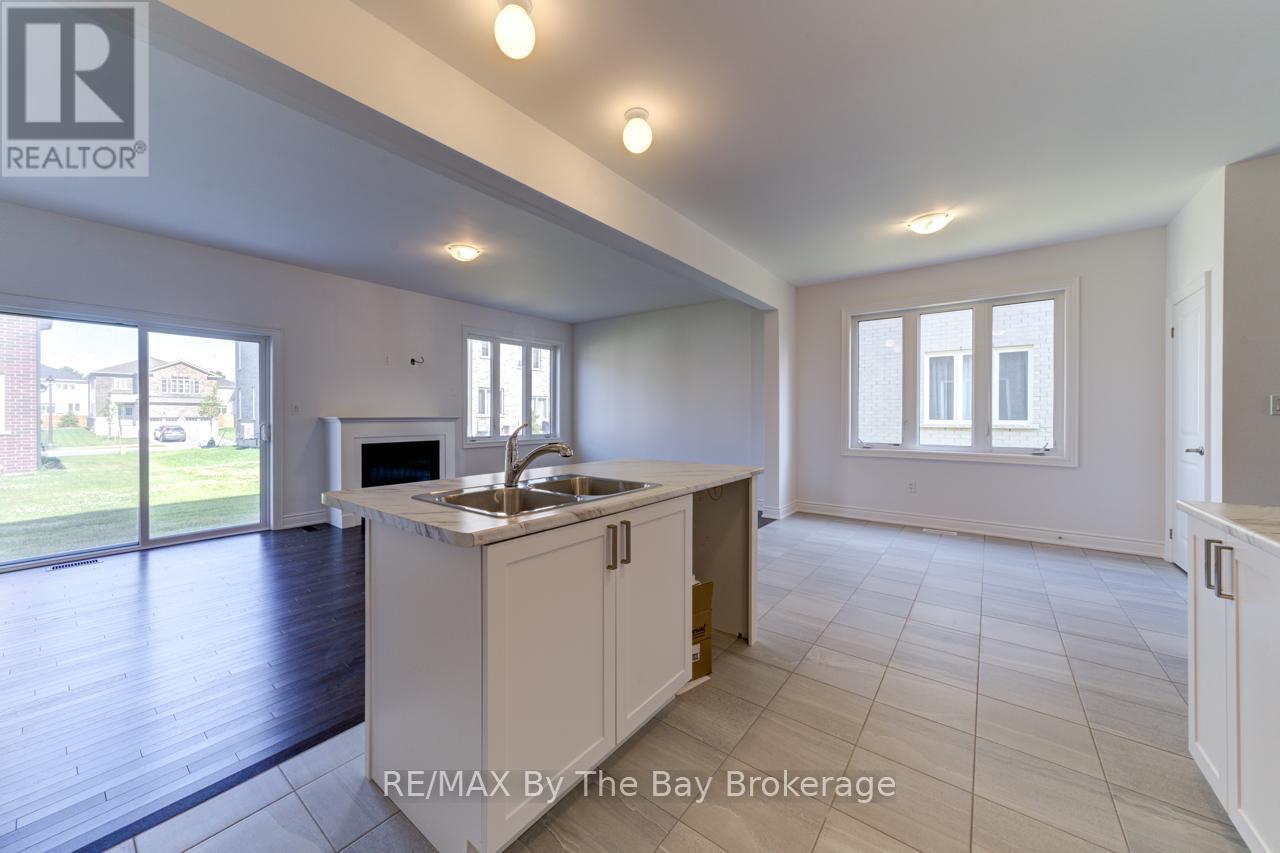 21 Lisa Street, Wasaga Beach, ON - Indoor Photo Showing Kitchen With Double Sink
