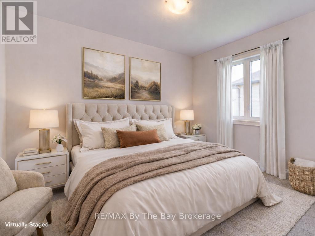 21 Lisa Street, Wasaga Beach, ON - Indoor Photo Showing Bedroom