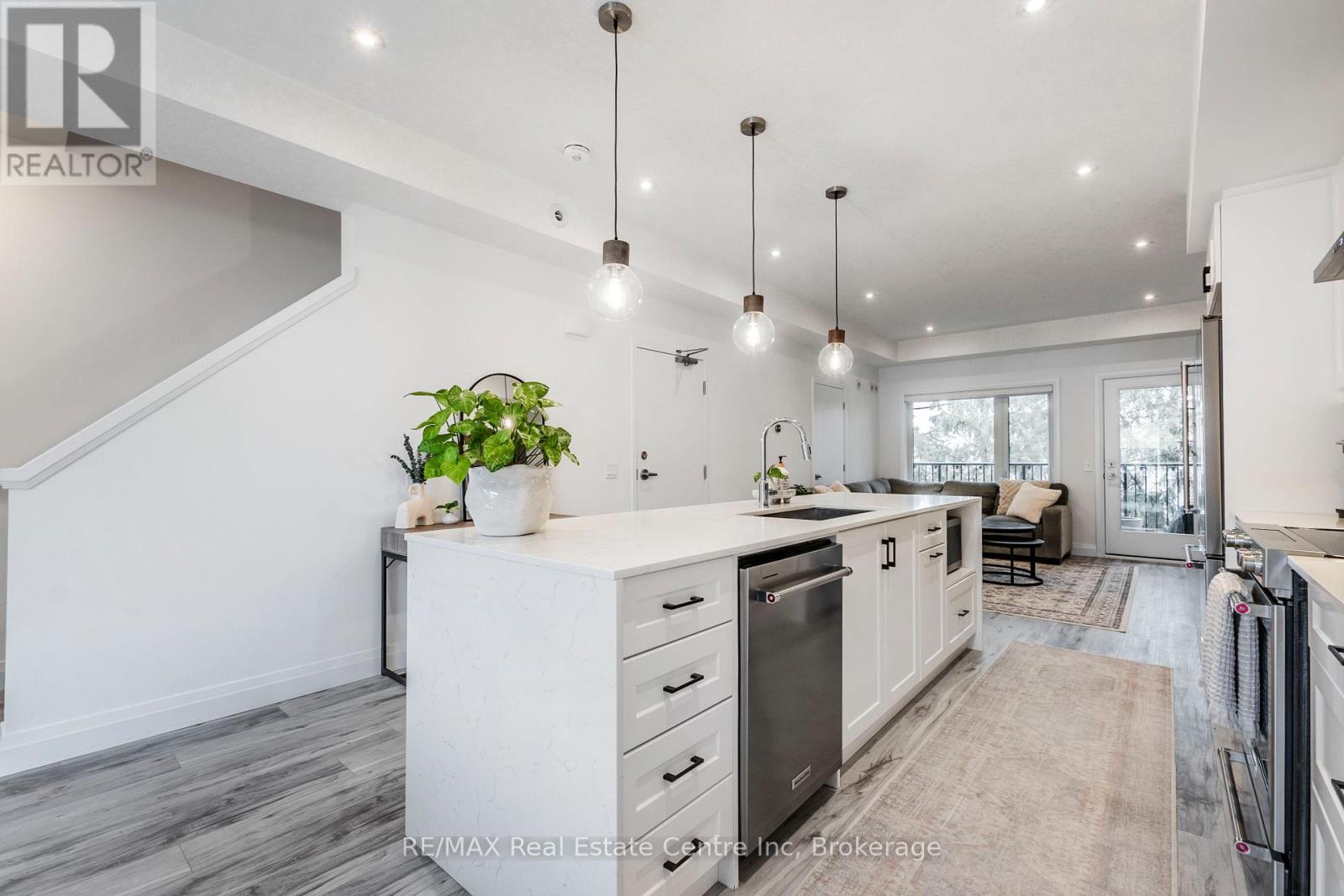 59 Lily Lane, Guelph (Clairfields/Hanlon Business Park), ON - Indoor Photo Showing Kitchen With Upgraded Kitchen