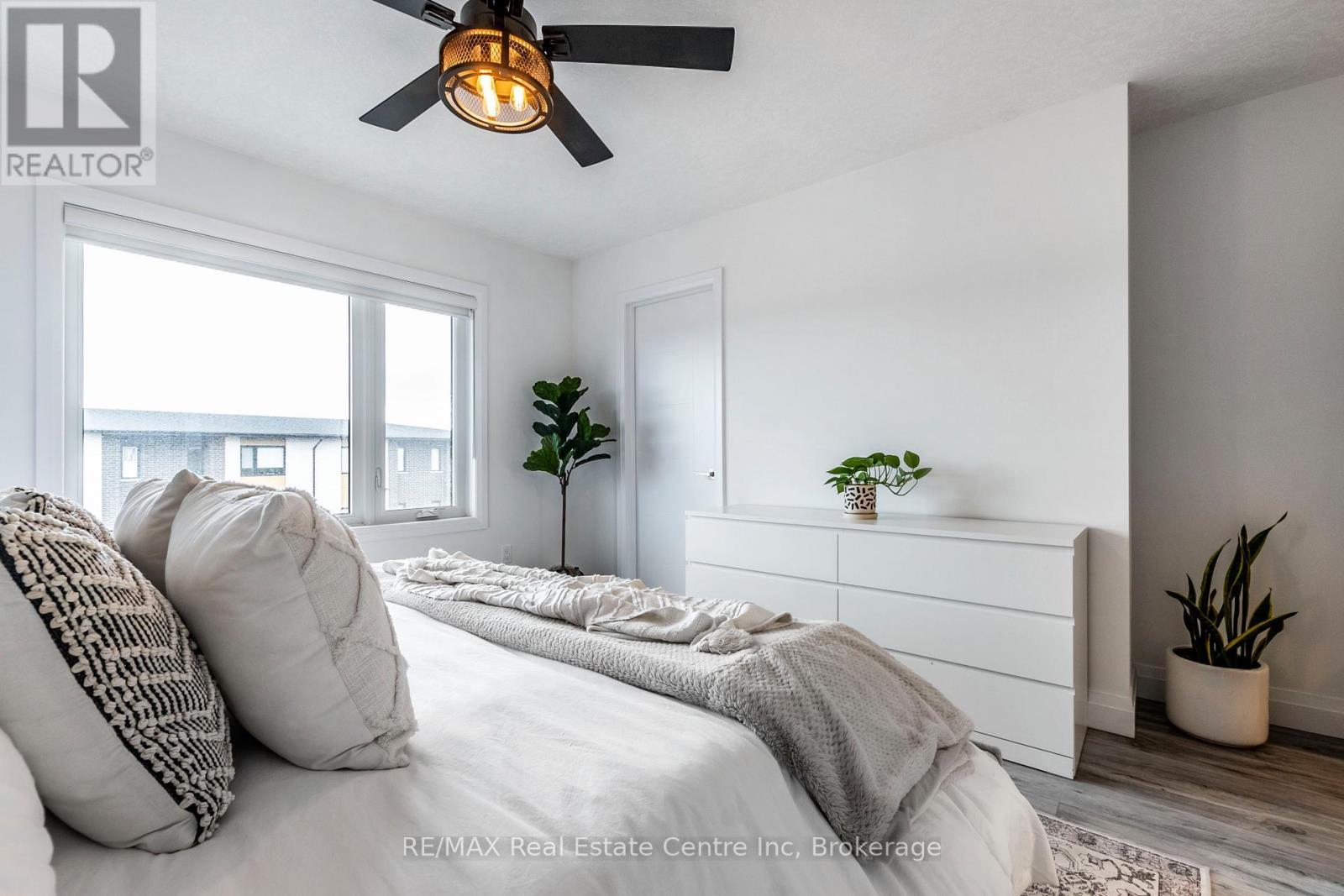 59 Lily Lane, Guelph (Clairfields/Hanlon Business Park), ON - Indoor Photo Showing Bedroom