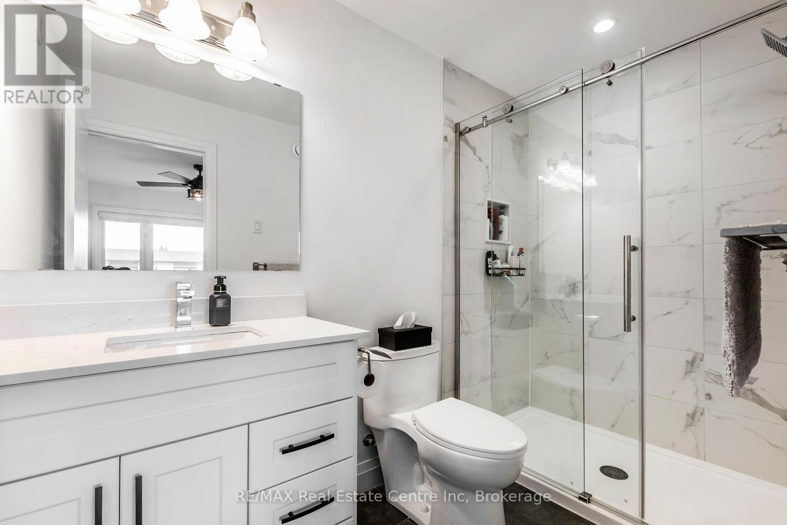 59 Lily Lane, Guelph (Clairfields/Hanlon Business Park), ON - Indoor Photo Showing Bathroom